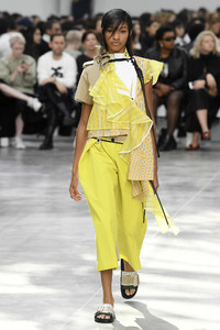 sacai-rtw-spring-2019-paris-fashion-week-pfw-005(1).thumb.jpg.4a91c21d8ae099f9994892bc1df27145.jpg