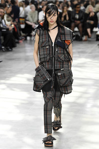 sacai-rtw-spring-2019-paris-fashion-week-pfw-031(1).thumb.jpg.114e1cc03b7336fefe83db26c9e17524.jpg
