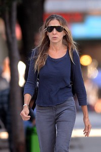 sarah-jessica-parker-casual-style-out-in-new-york-10-05-2018-0.jpg
