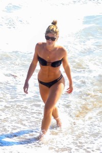 shauna-sexton-in-bikini-at-a-beach-in-malibu-10-06-2018-14.jpg