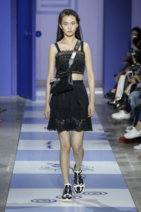shiatzy-chen-rtw-spring-2019-paris-fashion-week0777(1).thumb.jpg.17a60690cdeeede8c30c272b6f267599.jpg