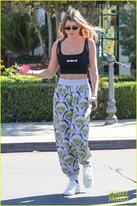 sofia-richie-steps-out-in-pussycats-pants-after-adopting-new-puppy04.thumb.jpg.fbc01ac1b05ce7f7f3b5886da124b072.jpg