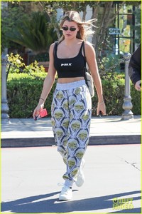 sofia-richie-steps-out-in-pussycats-pants-after-adopting-new-puppy06.thumb.jpg.cf929cb4f5d6d6715ad9d4199d41eae0.jpg