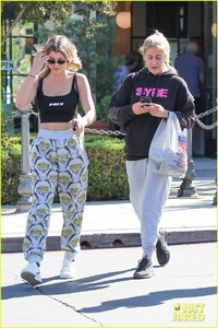 sofia-richie-steps-out-in-pussycats-pants-after-adopting-new-puppy07.thumb.jpg.bac01ca06d7388e2687cd39d2984f095.jpg