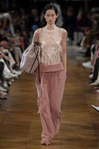 stella-mccartney-ss19-pfw-collection-photos-18(1).thumb.jpg.c8457a3896651a634df757f1e86bef7e.jpg
