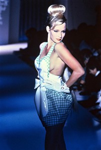 thierry-mugler-ss-1991-2.thumb.jpg.aa635e1390e38d03776bc1f5d408e68a.jpg