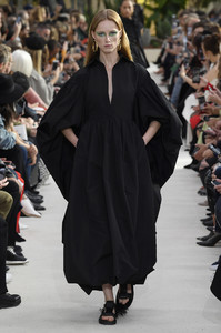 valentino-rtw-spring-2019-paris-fashion-week-pfw-004(1).thumb.jpg.74b369bf81c0ff373b4467df8876deba.jpg