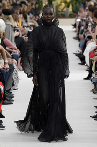valentino-rtw-spring-2019-paris-fashion-week-pfw-066(1).thumb.jpg.9f6202d0048590669ac60535f10f8254.jpg