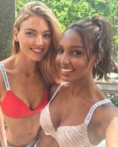 victoriassecret_37373058_208986136438413_5528669825410269184_n.jpg