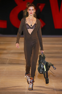 zadig-voltaire-rtw-spring-2019-paris-fashion-week-pfw-006(1).thumb.jpg.5bcbcddf1b037de3e1567fe3caed9c59.jpg