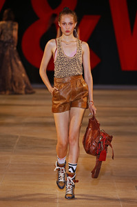 zadig-voltaire-rtw-spring-2019-paris-fashion-week-pfw-036(1).thumb.jpg.fb89cd6e507e5cb42dba49a12b038250.jpg