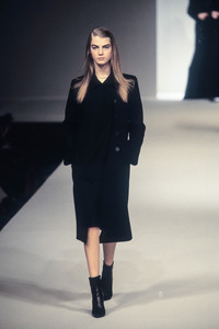 0_trussardi-fw-1997-1_html.thumb.JPEG.8f7bf0135ce08b67e19e4e99018fa389.JPEG