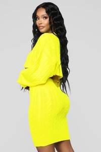 10-26-18_Studio_1_11-37-41_IST1430_NeonYellow_CC_22233_NT_AG.jpg