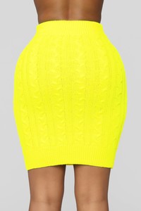 10-26-18_Studio_1_11-38-06_IST1430_NeonYellow_CC_22239_NT_AG.jpg