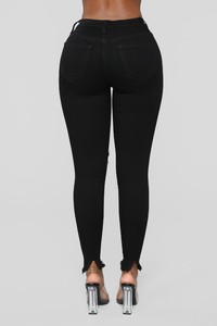 10-29-18_Studio_1_15-08-54_1747BK_BLK_JEANS_0370_DM.jpg
