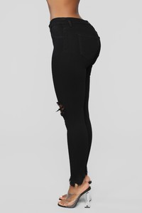 10-29-18_Studio_1_15-09-00_1747BK_BLK_JEANS_0372_DM.jpg