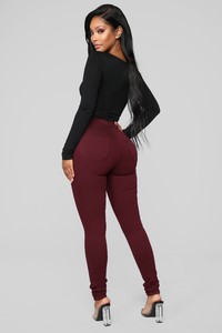 10-29-18_Studio_2_13-38-40_1166_Burgundy_CC0466_NT.jpg