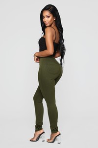 10-29-18_Studio_3_15-00-31_1166_Olive_0887_DM.jpg