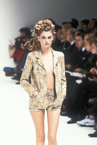 1037335683_Chanel1998WomenRTW18.thumb.jpg.a428e957a9ff4f80e42d4b163586015d.jpg