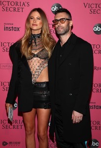 Adam-Levine-2018-Victoria-Secret-Fashion-Show (1).jpg