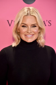 Yolanda+Hadid+2018+Victoria+Secret+Fashion+HuZQecExh5Px.jpg