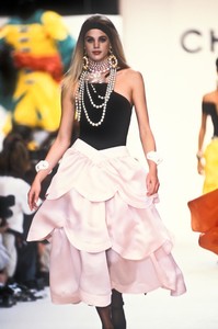 1054551110_Chanel1991WomenRTW133.thumb.jpg.653615c9a28e45dcf501708b8f4e2da9.jpg
