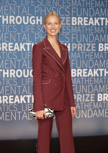 Karolina+Kurkova+2019+Breakthrough+Prize+Red+0IuZ9vHLrxex.jpg