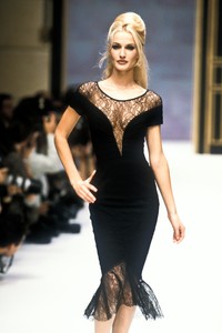 1072390676_HerveLeger1996WomenRTW22.thumb.jpg.a408b812bd8567ea16549a9d2c9c4f82.jpg