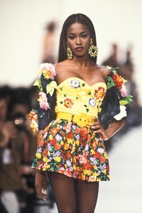 1089353278_YvesSaintLaurent1992WomenRTW76.thumb.jpg.698f6424a564ac621835100b4123aca9.jpg