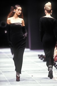 1094907658_Versace1986WomenRTW90.thumb.jpg.e35f8153727afecd8d57eaaf8000d819.jpg