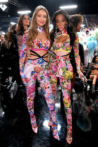 Winnie+Harlow+2018+Victoria+Secret+Fashion+1jp-4qosWgAx.jpg