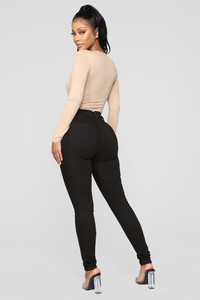 11-05-18_Studio_1_14-10-11_B1290_Mocha_0177_AJ.jpg