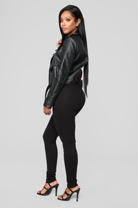 11-1-18_Studio_2_15-06-04_P1577_Black0430_AG.jpg