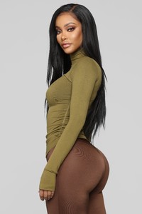 11-12-18_Studio_1_10-35-58_AT7267_Olive__CC_9_AG.jpg
