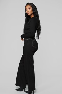 11-12-18_Studio_1_13-34-37_T24475_Black_0139_DM.jpg