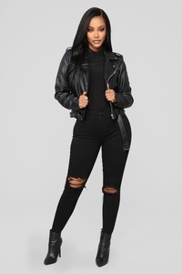 11-14-18_Studio_2_12-00-43_B1320_Black0437_AJ.jpg