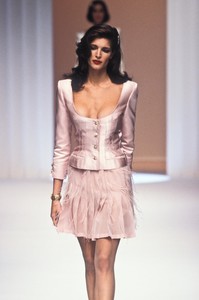 1100145178_Valentino1995WomenRTW119.thumb.jpg.3eeab3990265612a8e080a0b52405d5b.jpg