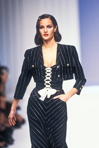 1108505320_Valentino1995WomenRTW19.thumb.jpg.f0c39402551b0561f4ea972d736cbfec.jpg