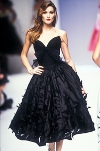 1111615557_Valentino1995WomenRTW156.thumb.jpg.cefadfbadc0d88483b7695008604e5bb.jpg