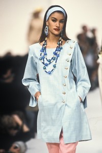 1115729229_YvesSaintLaurent1992WomenRTW16.thumb.jpg.8da3762777a9ae07d311e403f7198d31.jpg