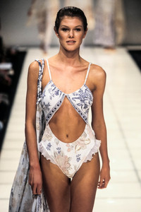 1155998218_EmporioArmani1994WomenRTW105.thumb.jpg.51b6da84996f9d8e416ec3c38f5973ea.jpg