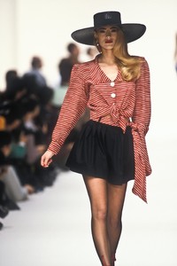 1168663415_YvesSaintLaurent1992WomenRTW63.thumb.jpg.f357f3c842bcfe941256a0af2a8efb5a.jpg