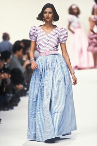 1184360736_YvesSaintLaurent1992WomenRTW159.thumb.jpg.91b929c4c3c2215fd1f864912d508a0b.jpg