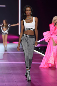 1188881528_IsildaMoreira2018VictoriaSecretFashionAWQphF1T6bqx.thumb.jpg.1da465d08e0358bced5438e24dcdfdb6.jpg