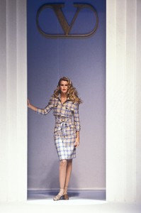 1197765341_Valentino1995WomenRTW7.thumb.jpg.c49230cb5837f237ce11f01b88c61ea9.jpg