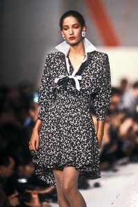 1215479959_Valentino1988WomenRTW62.thumb.jpg.12e0419deb84b4df3bca6800913efa5d.jpg