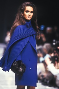 1265363215_Versace1989WomenRTW8.thumb.jpg.63eb461e2541d95ff571fbc190f1f35c.jpg