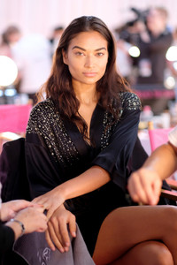 Shanina+Shaik+2018+Victoria+Secret+Fashion+i5g19TuUUvLx.jpg