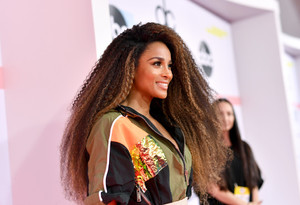 Ciara+2018+American+Music+Awards+Red+Carpet+hDP84n0-J_6x.jpg