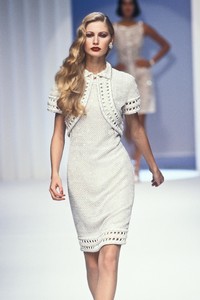 1275403289_Valentino1995WomenRTW82.thumb.jpg.397707e192fe3ea4f1ad4ab889a16212.jpg